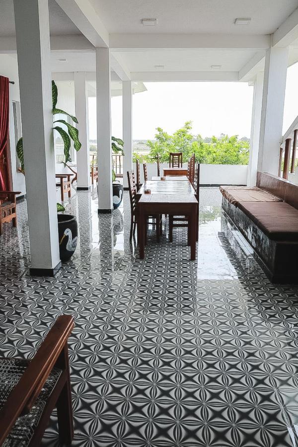 Sunset View Beach Hotel Аругам Бей Екстериор снимка